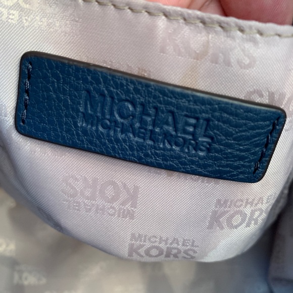 Michael Kors navy handbag with shoulder strap - Picture 5 of 8